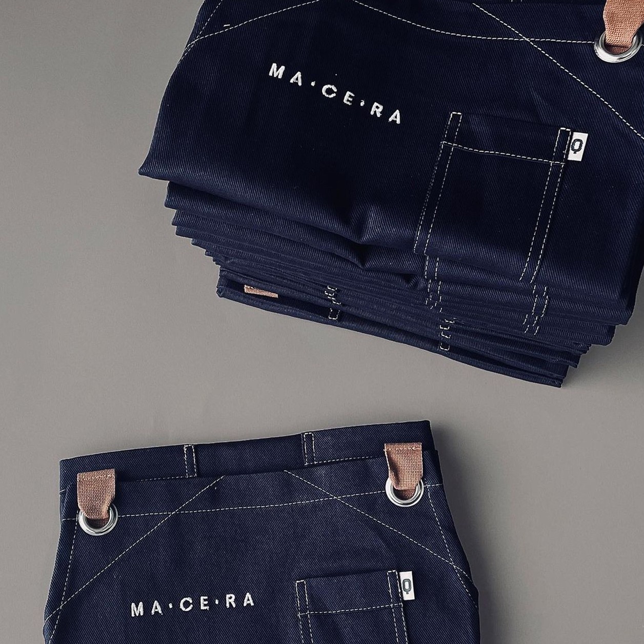 Personalisierte Schürze mit gesticktem Logo Personalisierte Schürze mit gesticktem Logo