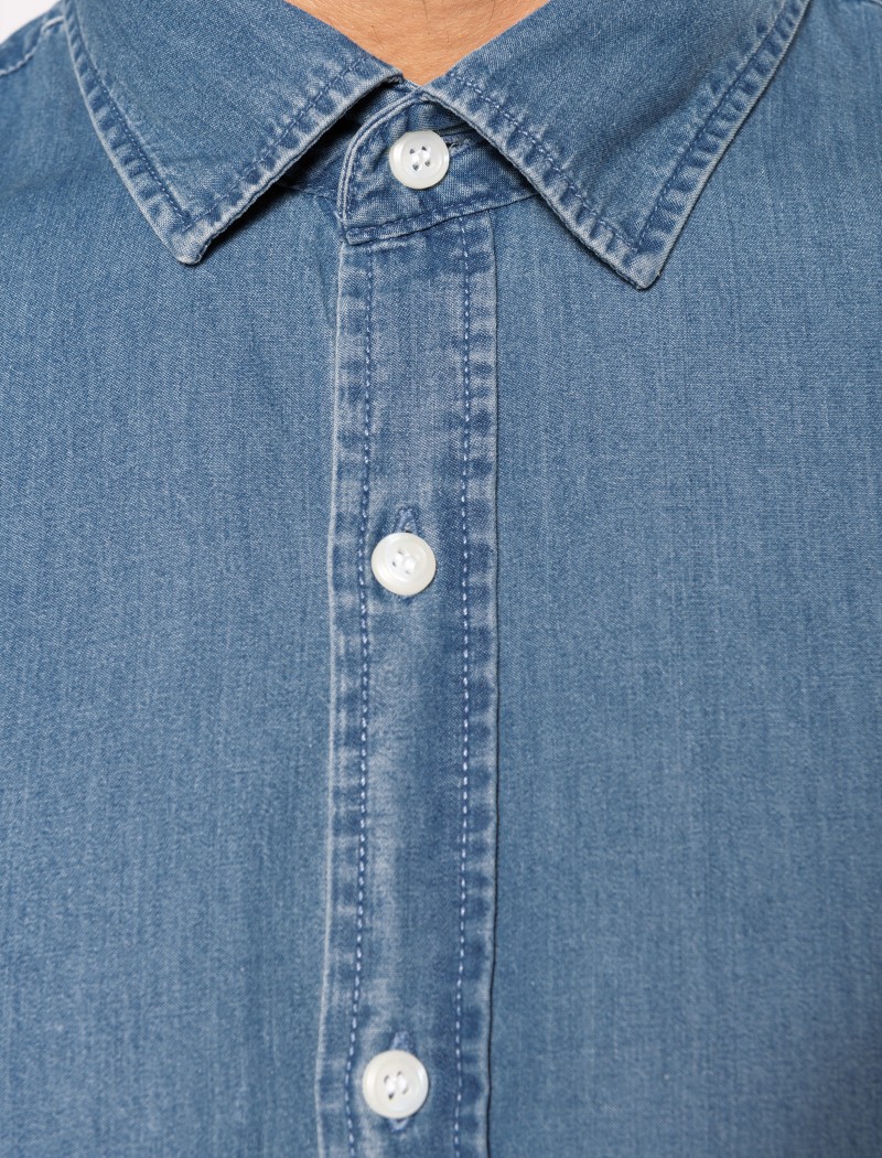 Camisa denim hombre azul claro detalle cuello Camisa denim hombre azul claro detalle cuello