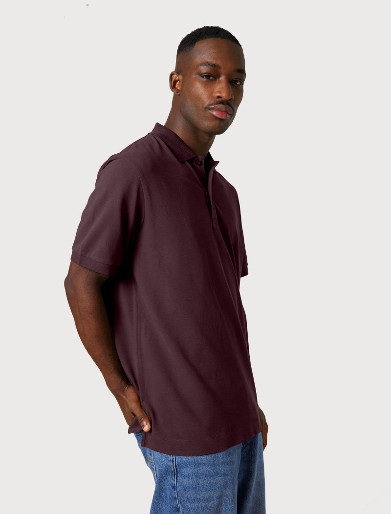 Rotbraunes Uniform-Poloshirt. Gastronomie Servicebekleidung Unisex-Poloshirt Rotbraun: Servicebekleidung für Gastronomie