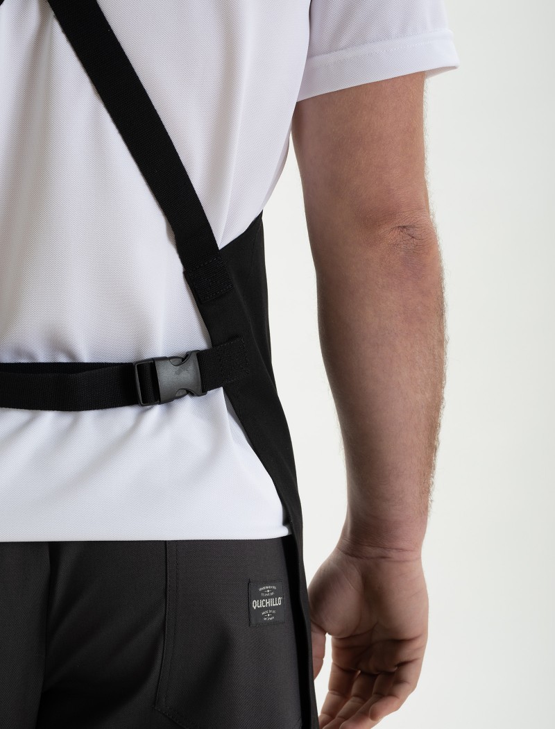 Delantal negro chef detalle Delantal negro chef detalle