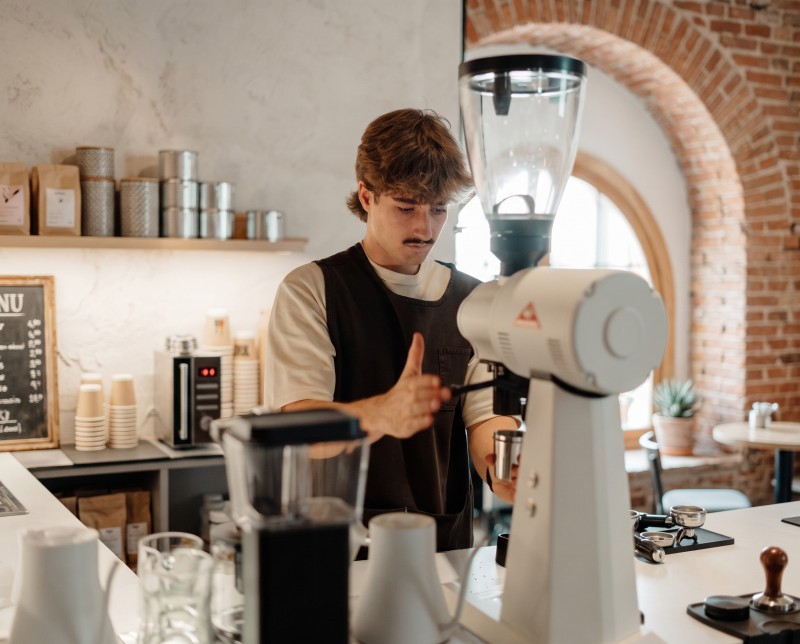 Uniforme de barista: el oficio del café contado desde la barra