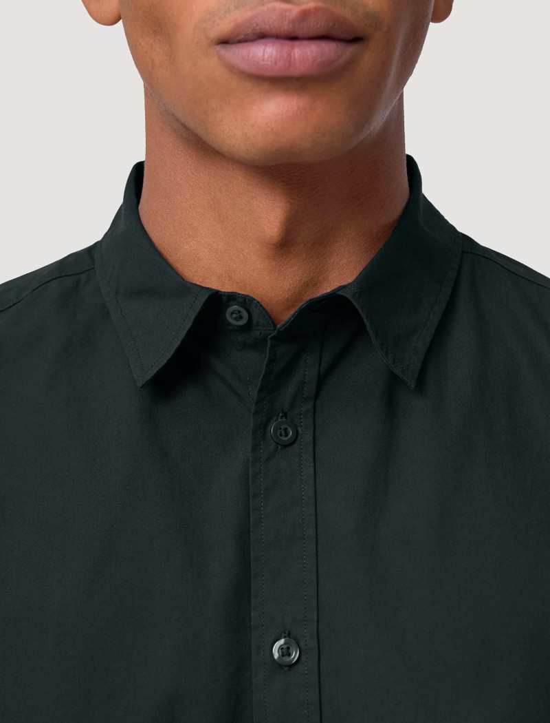 Camisa de Popelín Negra para Hombre - Detalle de cuello y botones Detalle del cuello y la botonadura frontal de la camisa de popelín negra para hombre