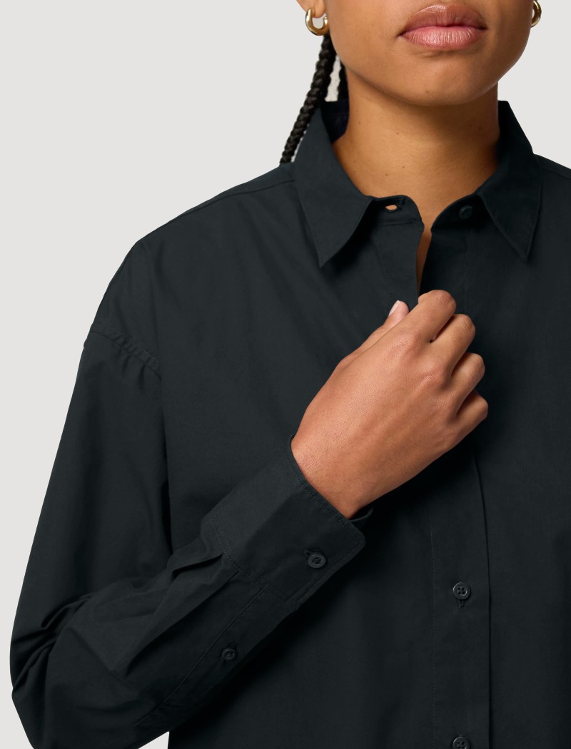 Camisa de Popelín Negra para Mujer - Detalle de cuello y botones Detalle del cuello y la botonadura frontal de la camisa de popelín negra para mujer
