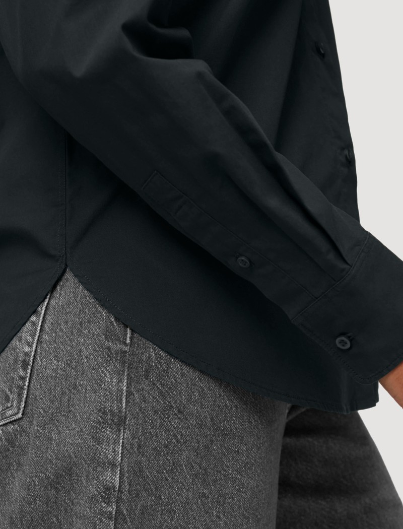 Camisa de Popelín Negra para Mujer - Detalle de puño Detalle del puño de la camisa de popelín negra para mujer con cierre de dos botones