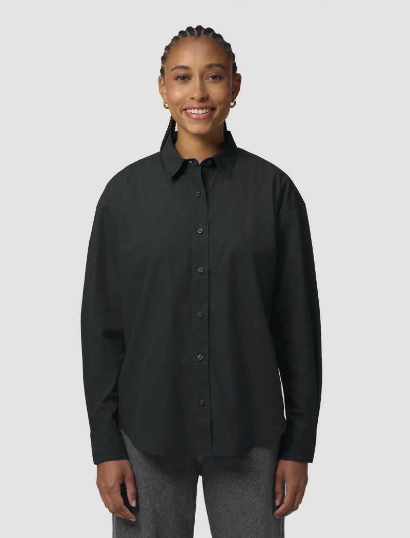 Camisa de Popelín Negra para Mujer - Uniforme de camarera Vista frontal de la camisa de popelín negra para mujer para uniforme de camarera