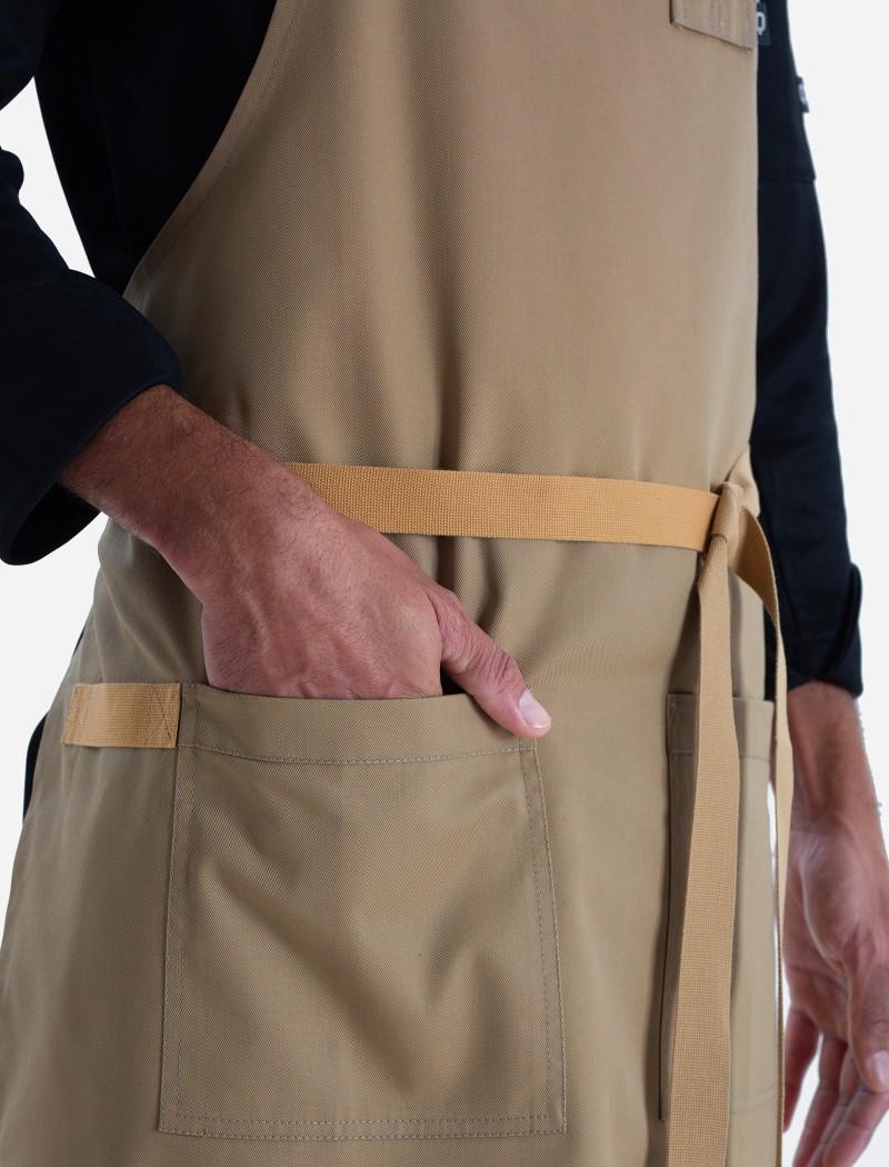 Delantal Clipper Cream Detalle Bolsillo | QOOQER Detalle del bolsillo frontal del delantal color crema