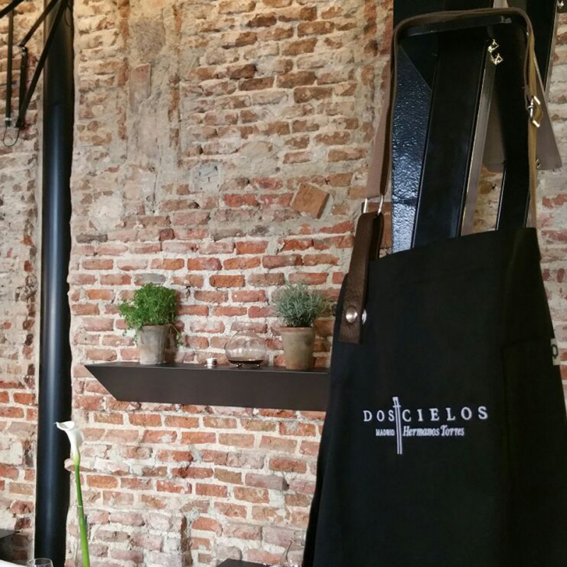 Cooking in Dos Cielos Madrid Restaurant