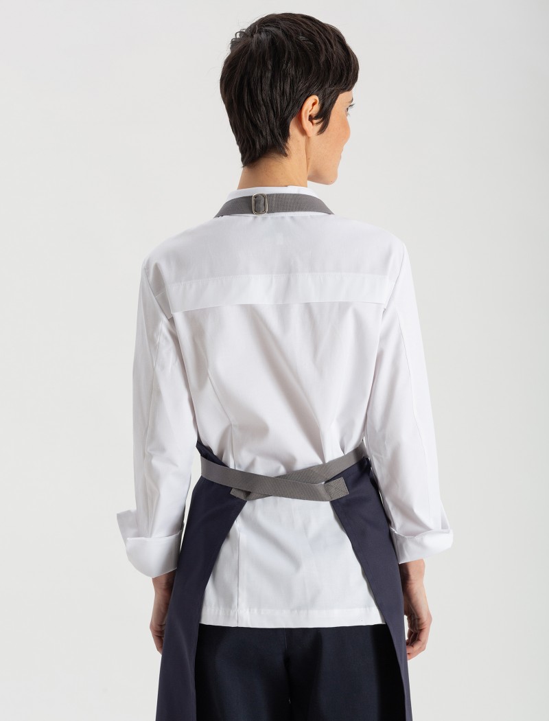 Delantal de chef azul con detalle en cuero espalda Delantal de chef azul con detalle en cuero espalda