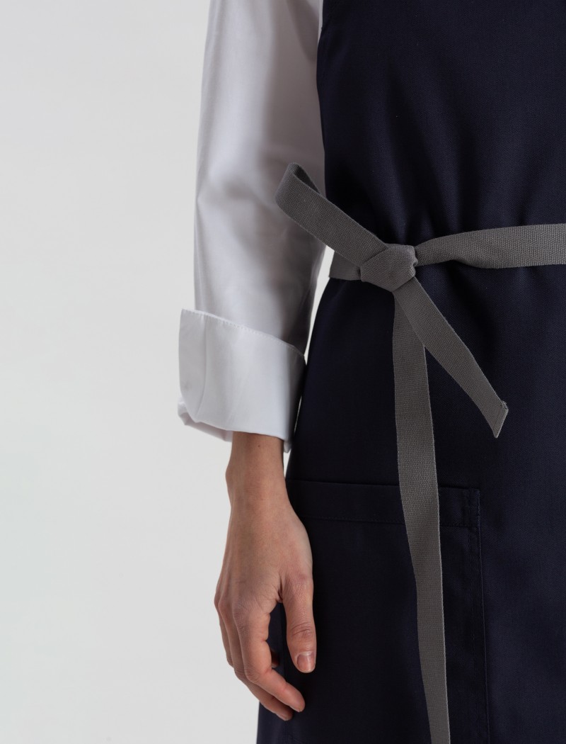 Delantal de cocinero azul con detalle en cuero Delantal de cocinero azul con detalle en cuero