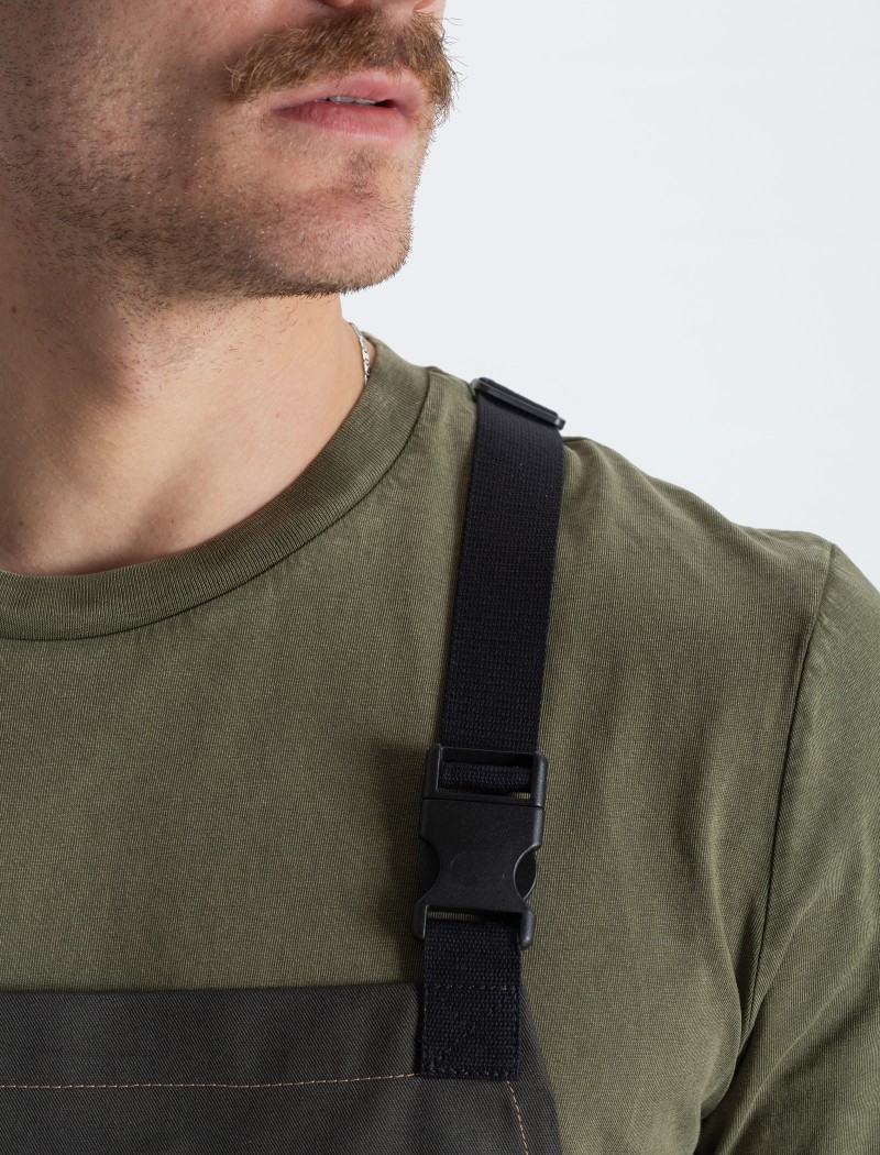 Delantal vaquero lavado con cintas marrones cruzadas Delantal vaquero lavado con cintas marrones cruzadas