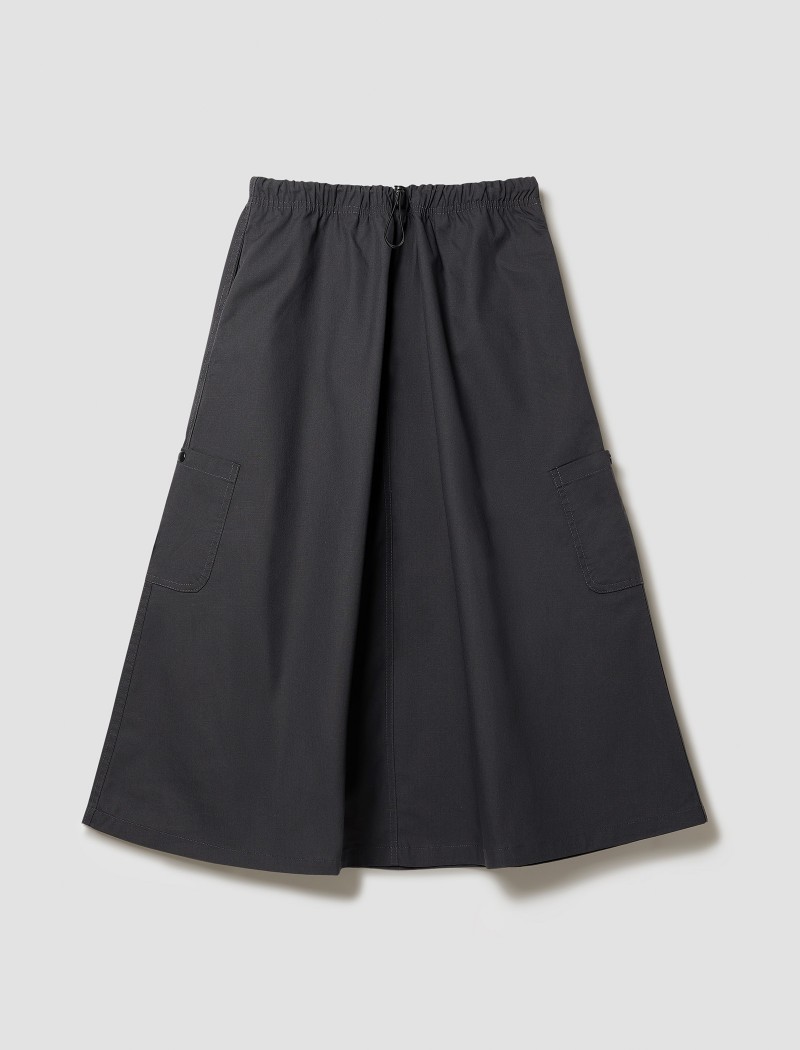 Falda negra chef Falda negra chef ligera y resistente, cómoda y funcional para un look moderno