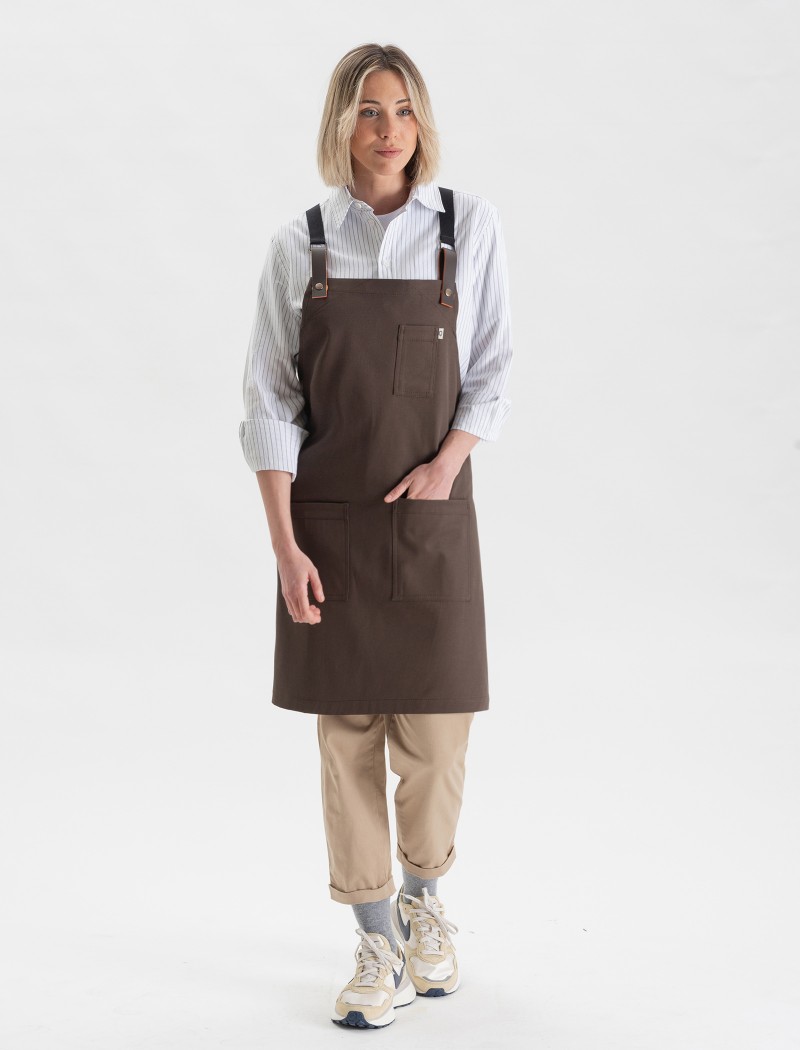 Delantal marrón cómodo y cruzado Delantal marrón cómodo y cruzado